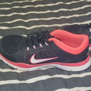 Nike Women's tennis shoes 7.5